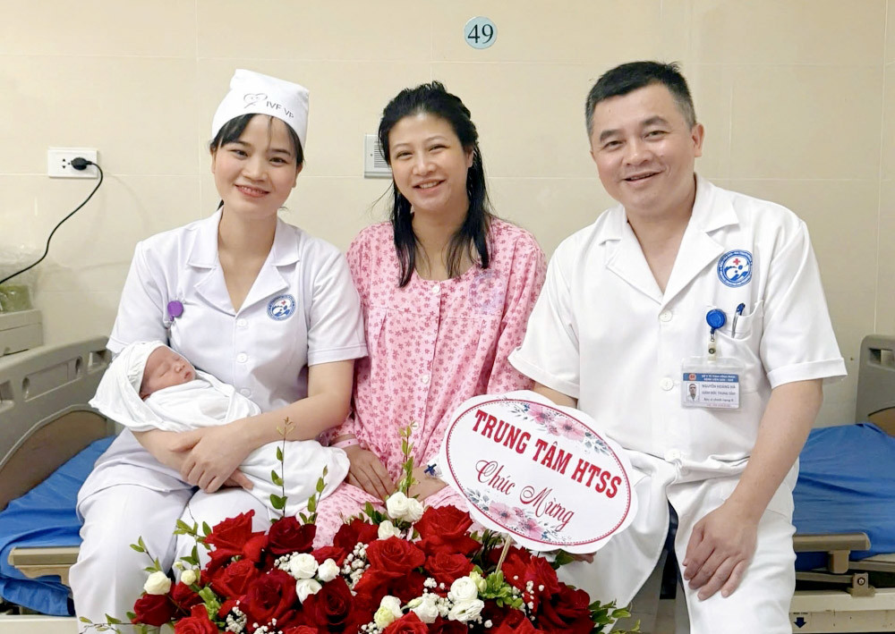 Bác sĩ Trung tâm Hỗ trợ sinh sản, Bệnh viện Sản Nhi Vĩnh Phúc chúc mừng gia đình chị Đào Thị Minh Tâm
