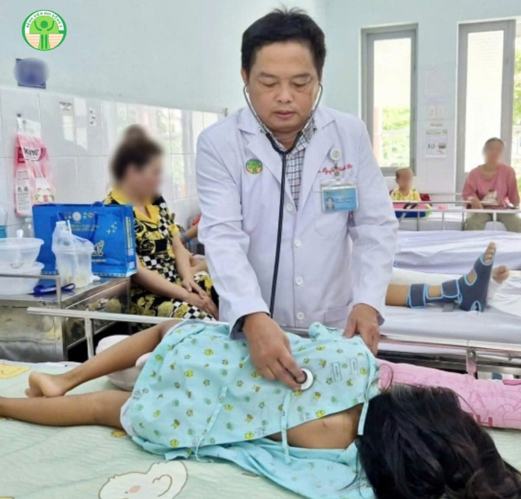 Bác sĩ đang kiểm tra tình trạng sức khỏe của bệnh nhi (Ảnh: Bệnh viện Nhi Đồng 2 TP. Hồ Chí Minh)