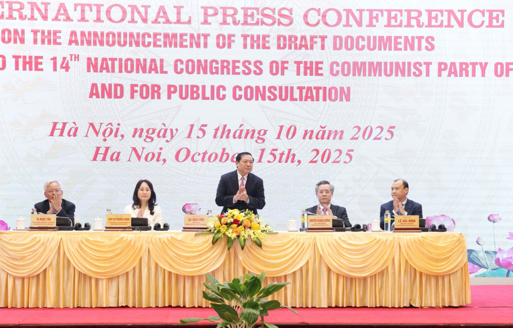 Đồng chí chí Lại Xuân Môn, Ủy viên Trung ương Đảng, Phó Trưởng ban Thường trực Ban Tuyên giáo và Dân vận Trung ương chủ trì họp báo (Ảnh: VGP/Toàn Thắng)
