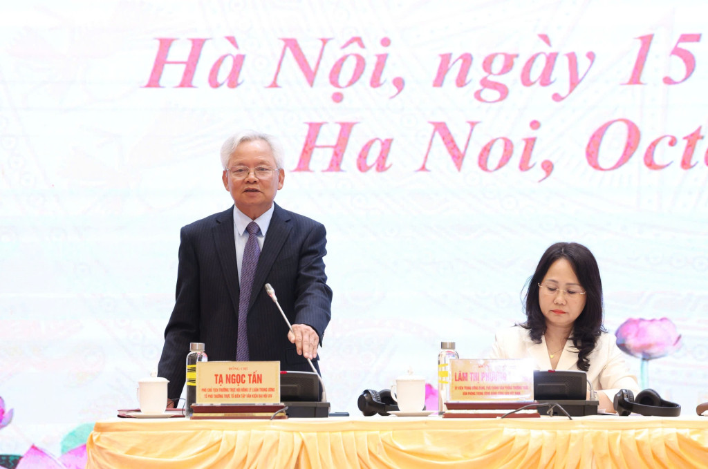 GS.TS Tạ Ngọc Tấn, Tổ phó Thường trực Tổ biên tập Văn kiện Đại hội XIV của Đảng cung cấp thông tin tại họp báo (Ảnh: VGP/Toàn Thắng)