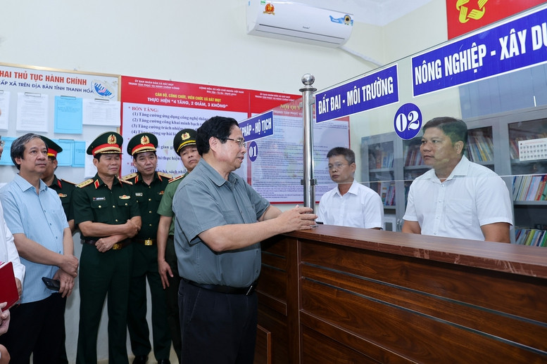 Thủ tướng Phạm Minh Chính kiểm tra việc vận hành trung tâm phục vụ hành chính công xã Bát Mọt (Ảnh: VGP/Nhật Bắc)