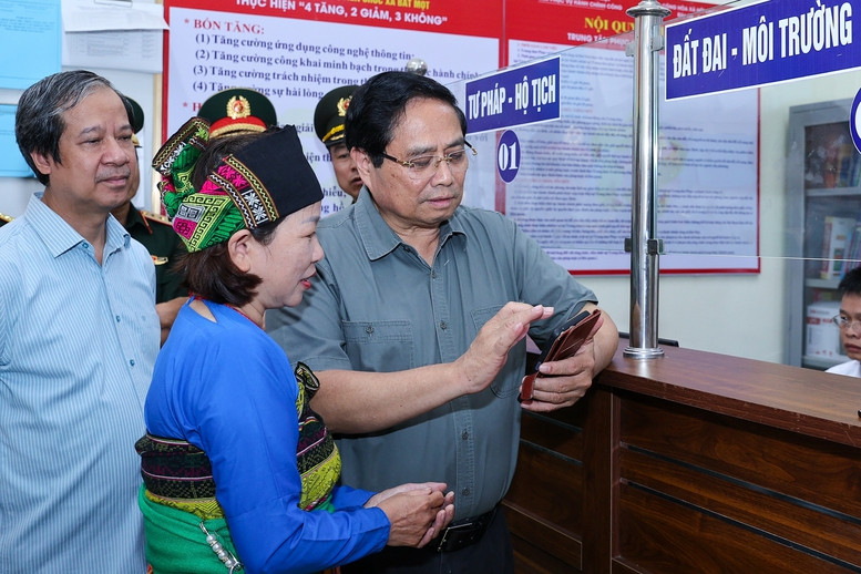 Thủ tướng Phạm Minh Chính kiểm tra chất lượng phục vụ người dân của Trung tâm Phục vụ hành chính công xã Bát Mọt (Ảnh: VGP/Nhật Bắc)