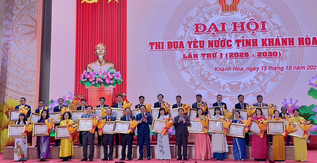 Các cá nhân, tập thể xuất sắc được nhận bằng khen của Thủ tướng Chính phủ (Ảnh: Thanh Huy)