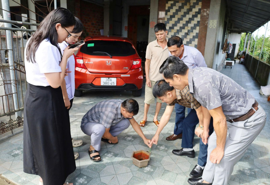 Giám đốc CDC Hà Tĩnh cùng đoàn kiểm tra, giám sát vệ sinh môi trường, diệt lăng quăng bọ gậy tại thôn Phương Giai xã Kỳ Xuân