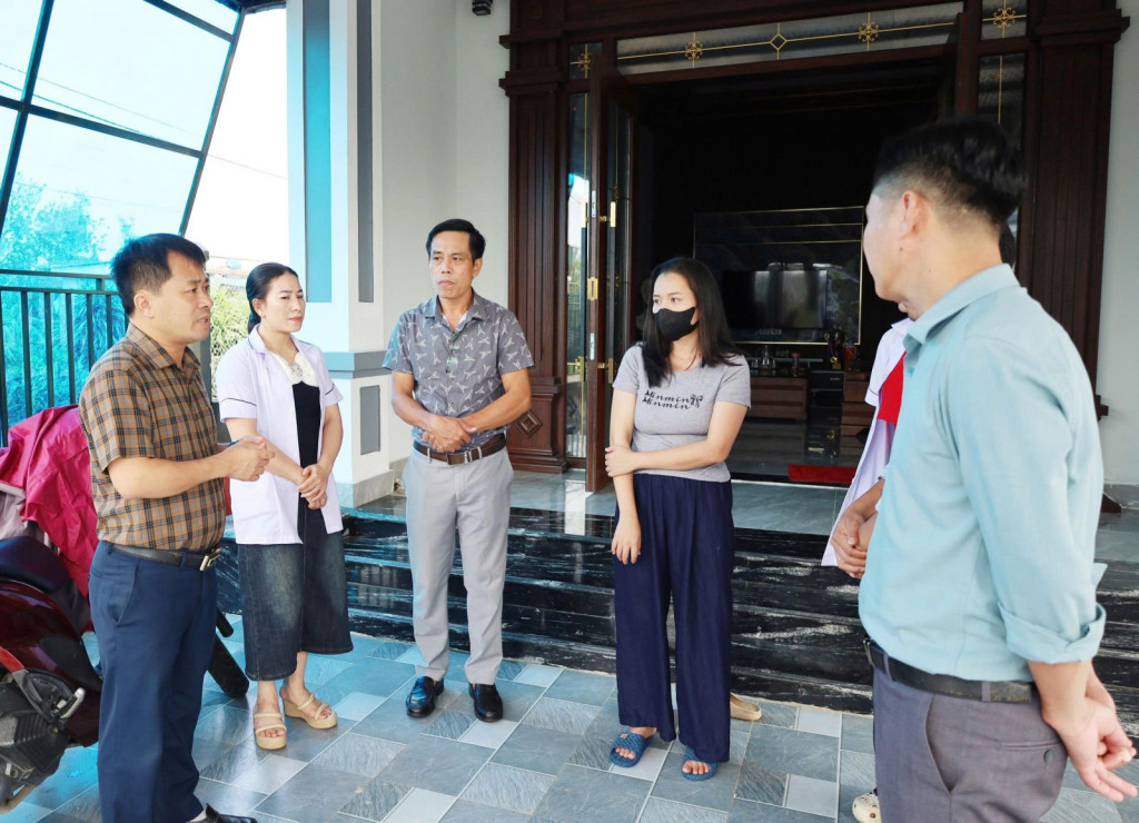  Giám đốc CDC Hà Tĩnh cùng đoàn kiểm tra sức khỏe, giám sát phòng chống dịch tại nhà bệnh nhân H.