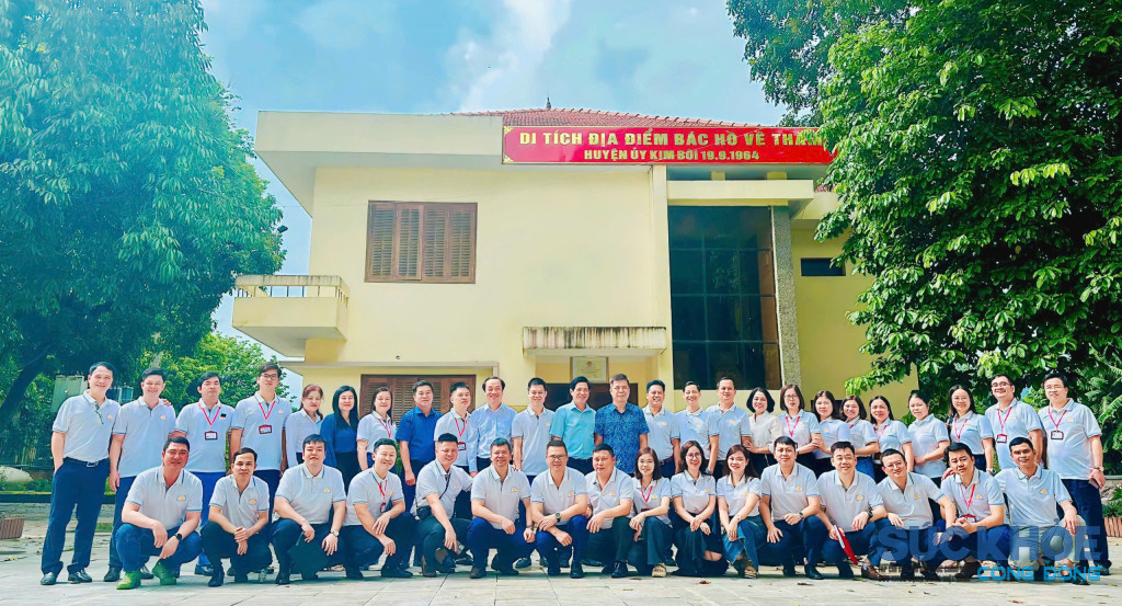 Tập thể lớp K72.A08 chụp ảnh cùng lãnh đạo địa phương xã Kim Bôi