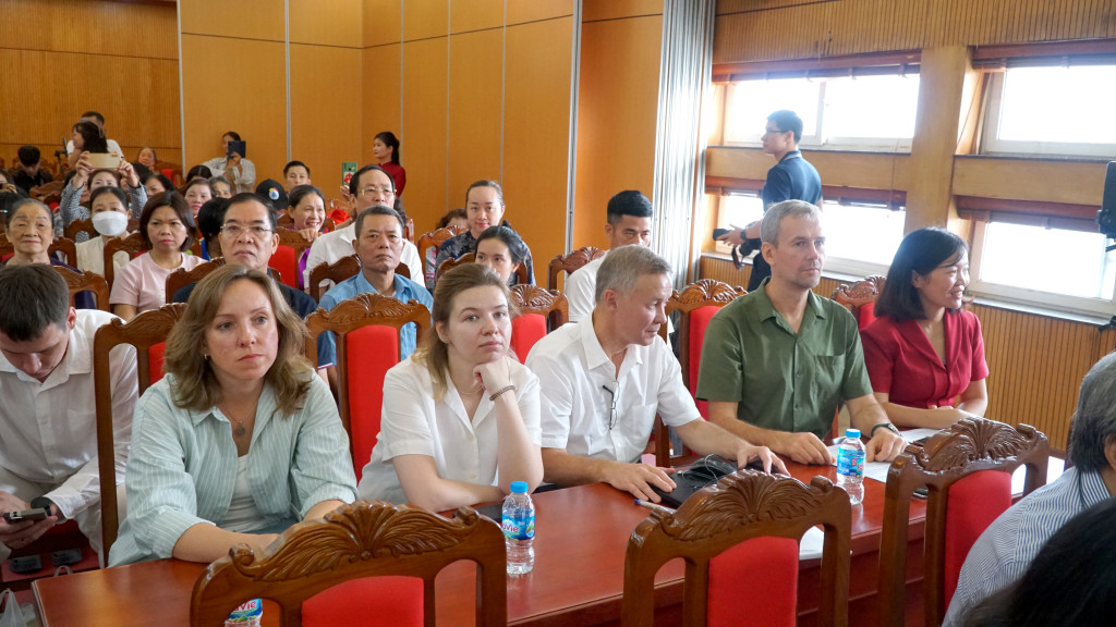 Các nhà khoa học nước ngoài chú ý lắng nghe