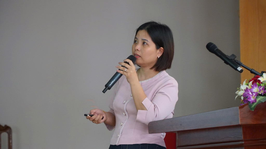 TS. Phạm Thị Bích, Đại học Khoa học Tự nhiên – Đại học Quốc gia Hà Nội phát biểu tham luận