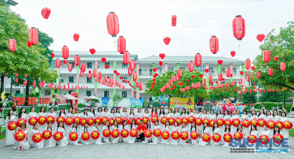 Tập thể cán bộ giáo viên, nhân viên Trường tiểu học Tân Dân 