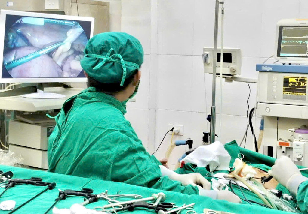Kíp phẫu thuật Bệnh viện Đa khoa khu vực Sốp Cộp thực hiện ca mổ nội soi cắt ruột thừa trên hệ thống màn hình phẫu thuật mới được hỗ trợ