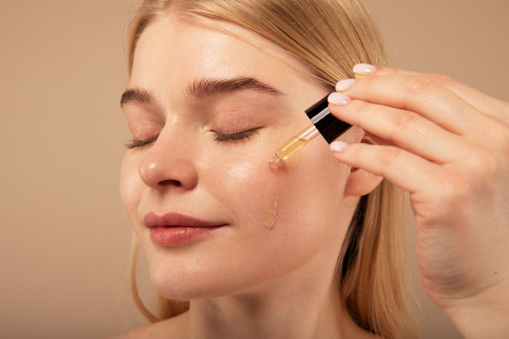 Trước khi ngủ hãy thoa một lớp serum dưỡng ẩm để phục hồi da(Ảnh minh họa)
