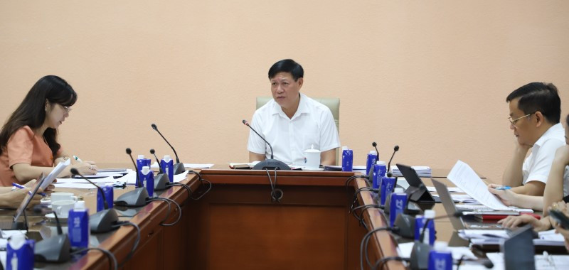 Thứ trưởng Bộ Y tế Đỗ Xuân Tuyên chỉ đạo cuộc họp