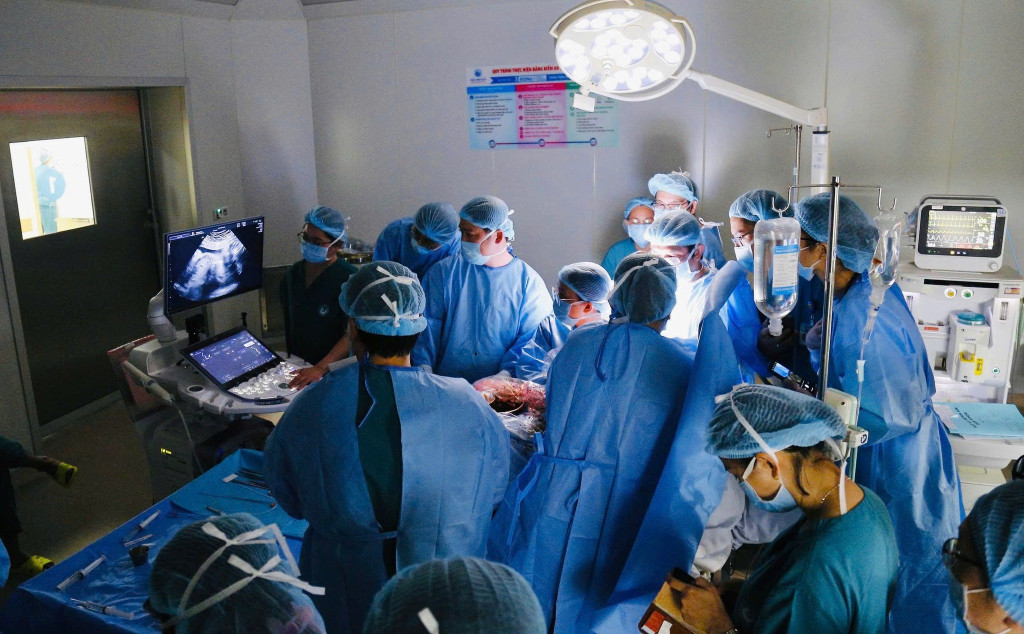 Không khí trong căn phòng đầy căng thẳng, ê-kíp can thiệp đang nổ lực cứu chữa cho sản phụ 29 tuổi có thai nhi bị dị tật tim bẩm sinh nặng (Ảnh: Bệnh viện Từ Dũ - TP. Hồ Chí Minh)