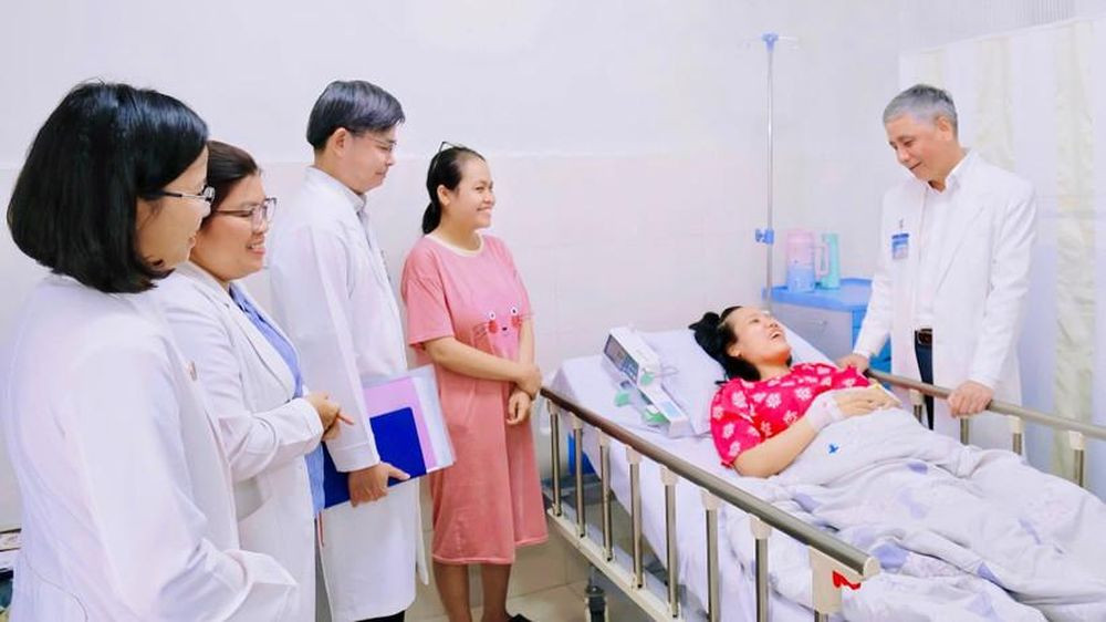 Y, bác sĩ Bệnh viện Từ Dũ thăm sản phụ sau ca can thiệp thành công (Ảnh:BVCC)
