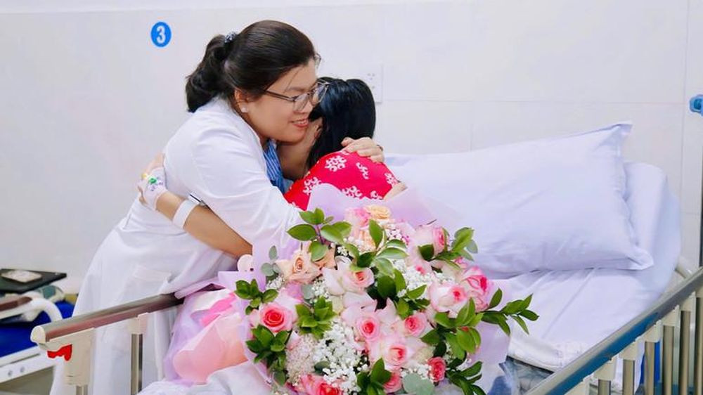 Bác sĩ Bệnh viện Từ Dũ chia sẻ niềm vui với sản phụ (Ảnh:BVCC)
