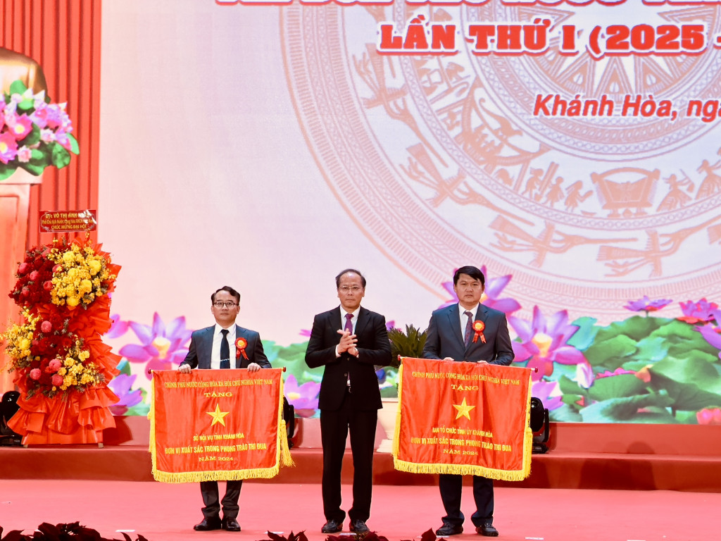Thứ trưởng Bộ Nội vụ Cao Huy trao Cờ Thi đua của Chính phủ tặng 2 tập thể hoàn thành xuất sắc trong phong trào thi đua năm 2024 (Ảnh: Thanh Huy)
