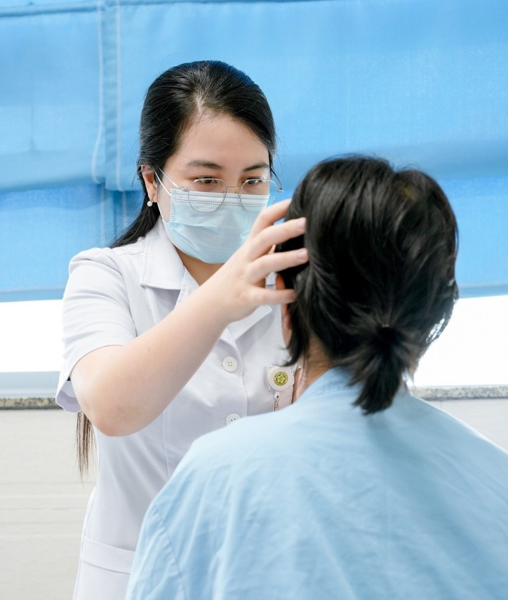 Bác sĩ Trần Thị Quyên, Khoa Da liễu và Bỏng, Bệnh viện Bạch Mai thăm khám cho bệnh nhân