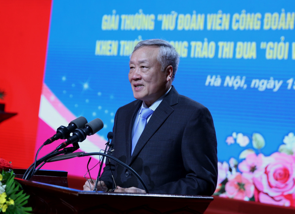 Phó Thủ tướng Thường trực Chính phủ Nguyễn Hòa Bình nhiệt liệt chúc mừng 10 nữ đoàn viên được trao giải thưởng và 20 tập thể, 60 cá nhân điển hình xuất sắc được tôn vinh (Ảnh: VGP/Nguyễn Hoàng)