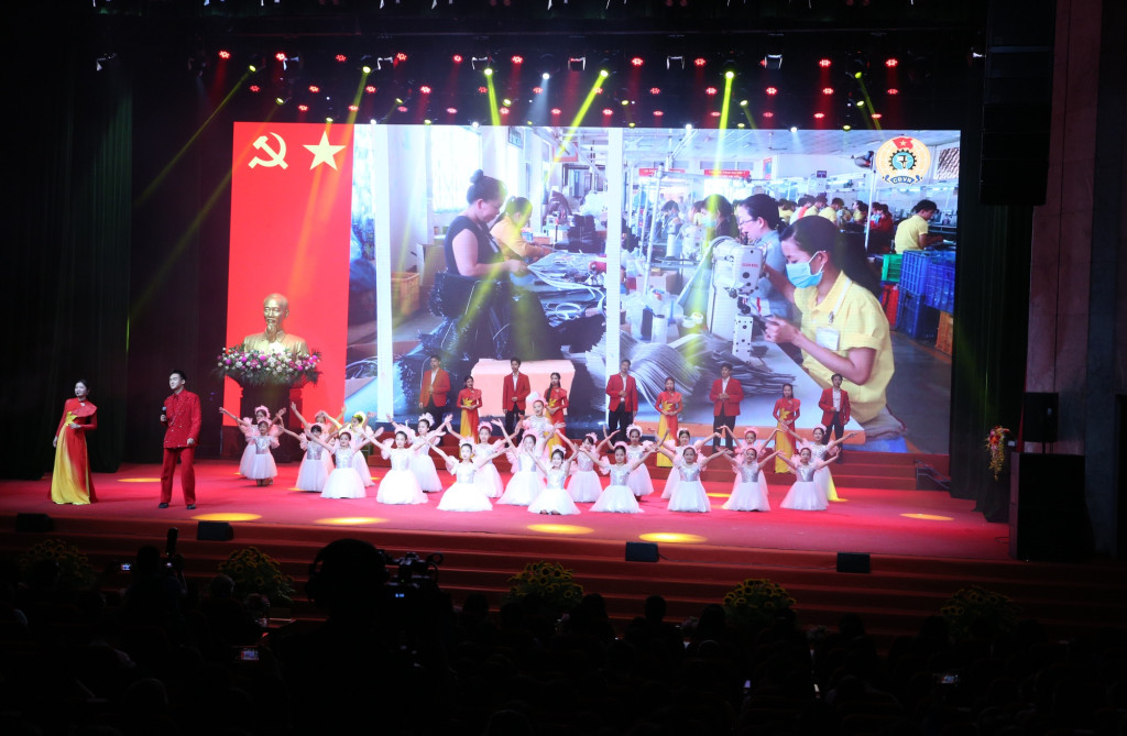Chương trình văn nghệ chào mừng tại buổi lễ (Ảnh: VGP/Nguyễn Hoàng)