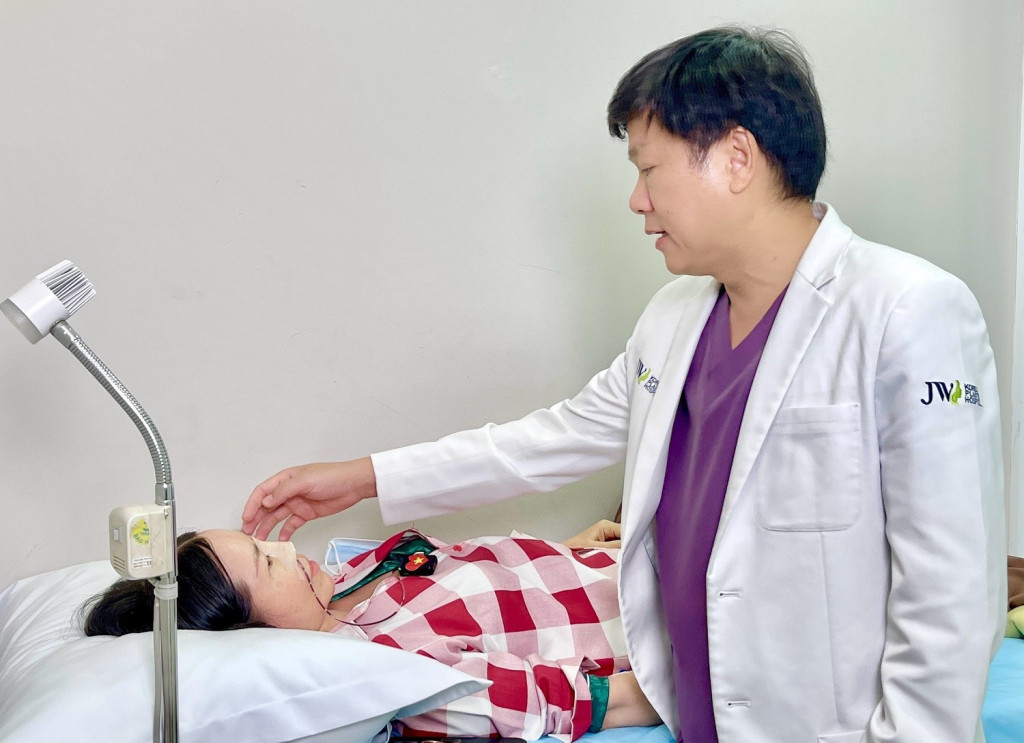 TS.BS Nguyễn Phan Tú Dung thăm khám cho người bệnh sau cuộc phẫu thuật (Ảnh:BVCC)