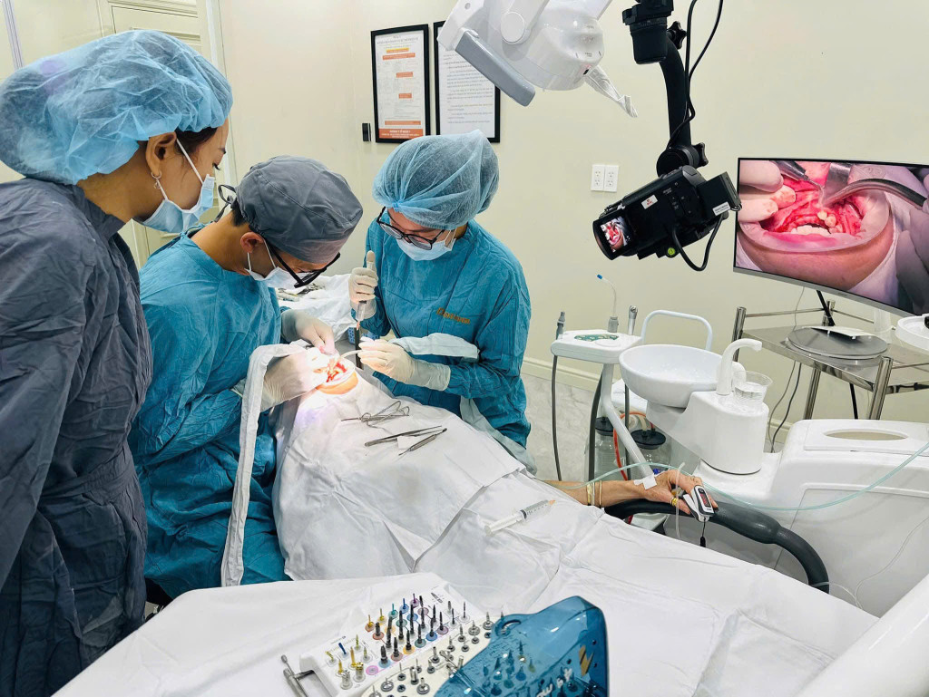 Những thiết bị công nghệ cao hỗ trợ các y bác sĩ trong quá trình điều trị cho bệnh nhân (Ảnh: NVCC)