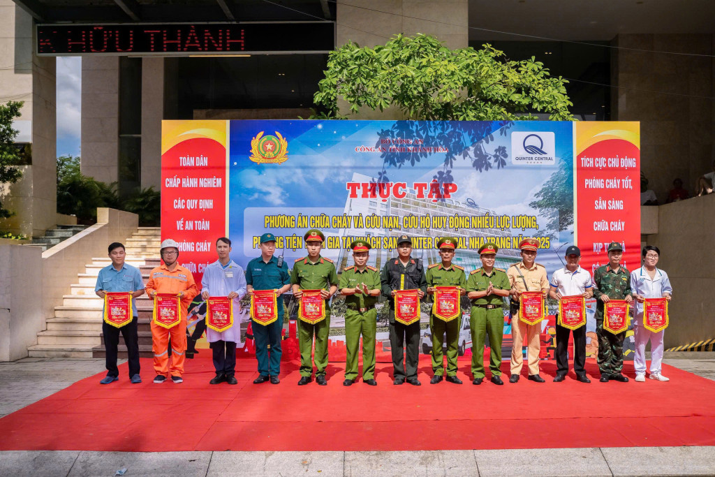 Đại tá Lê Quang Đồng trao tặng cờ lưu niệm cho các đơn vị diễn tập (Ảnh: CA tỉnh)