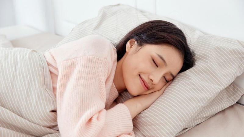 Lối sống cân bằng giúp hạn chế tình trạng rụng tóc (Ảnh minh họa)