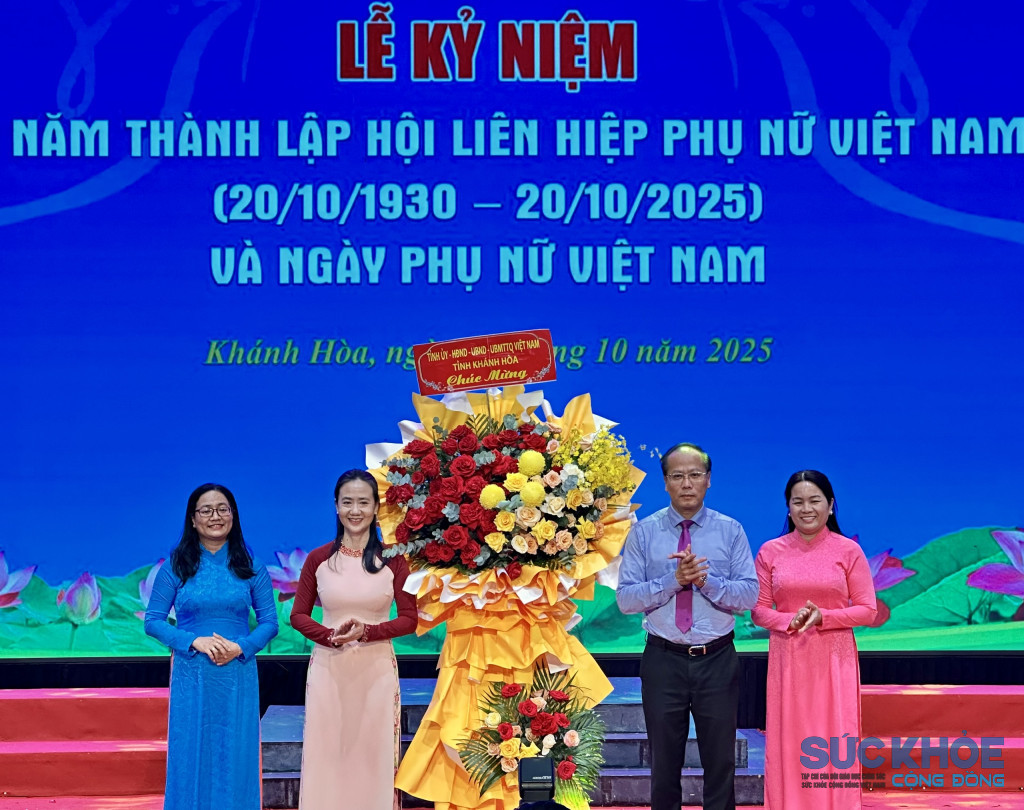 Lãnh đạo tỉnh tặng hoa chúc mừng Lễ kỷ niệm (Ảnh: Thanh Huy)