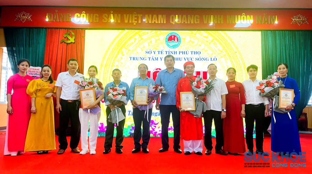 Các đại biểu tặng hoa chúc mừng các đội thi