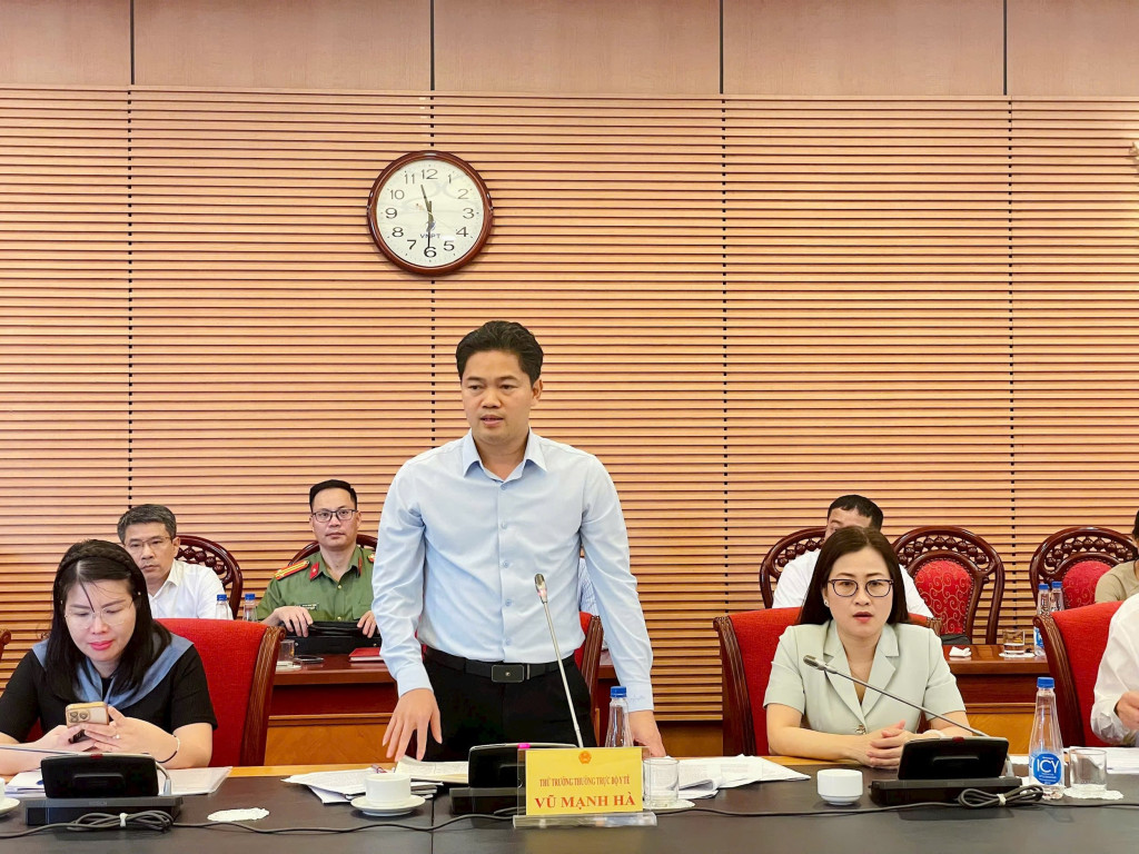 Thứ trưởng Thường trực Bộ Y tế Vũ Mạnh Hà phát biểu tại buổi họp