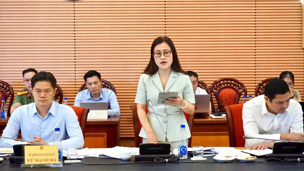 Vụ trưởng Vụ Bảo hiểm Y tế, Bộ Y tế Trần Thị Trang trình bày Báo cáo