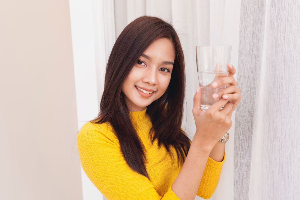 Uống đủ nước là yếu tố giúp làn da luôn duy trì độ ẩm (Ảnh minh họa)
