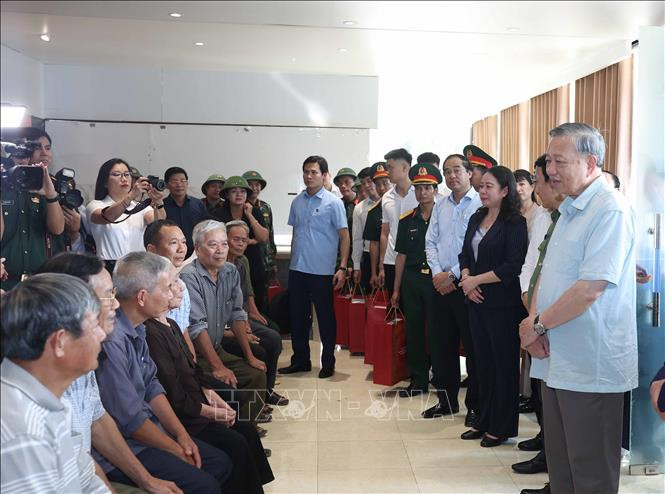 Tổng Bí thư Tô Lâm thăm hỏi, động viên nhân dân tỉnh Thái Nguyên (Ảnh: TTXVN)