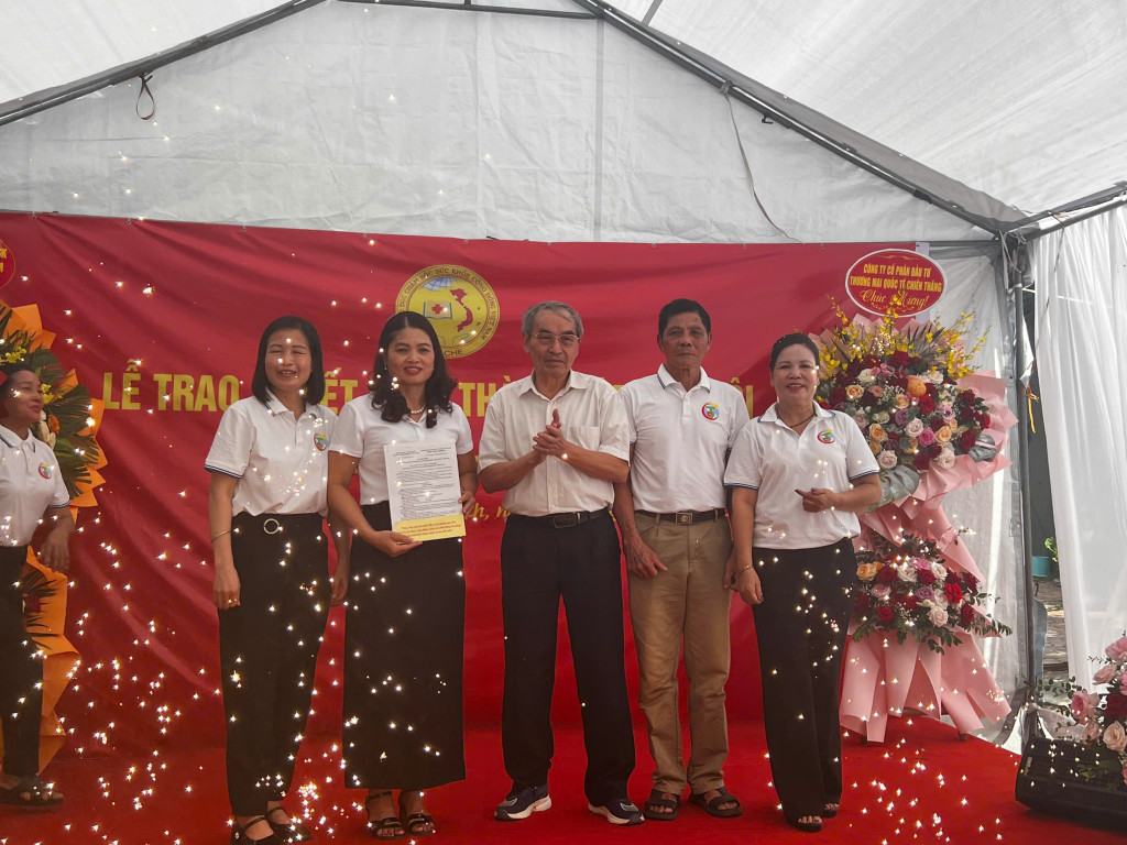 ông Tạ Quang Vinh – Tổng Thư ký Trung ương Hội thay mặt Hội Giáo dục Chăm sóc sức khỏe cộng đồng Việt Nam trao quyết định thành lập và ra mắt Chi hội Chăm sóc Sức khỏe Thuận Thành – Bắc Ninh