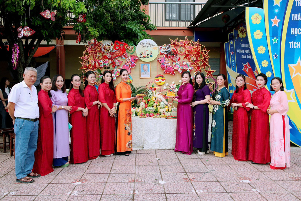 Cán bộ giáo viên tham gia tại buổi trai nghiệm vui tết trung thu 