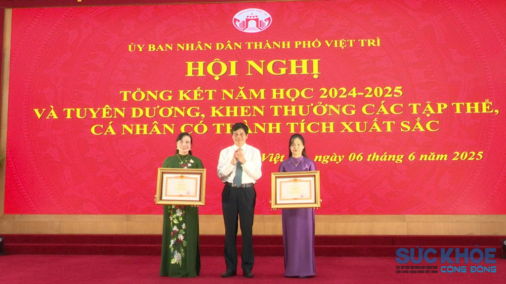 Cô giáo Nguyễn Minh Nguyệt , Hiệu Trưởng Trường tiểu học Vân Phú nhân Bằng khen ( bên trái) 