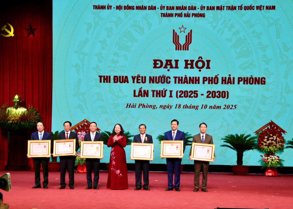 Phó Chủ tịch nước Võ Thị Ánh Xuân trao Huân chương cho các tập thể, cá nhân TP. Hải Phòng