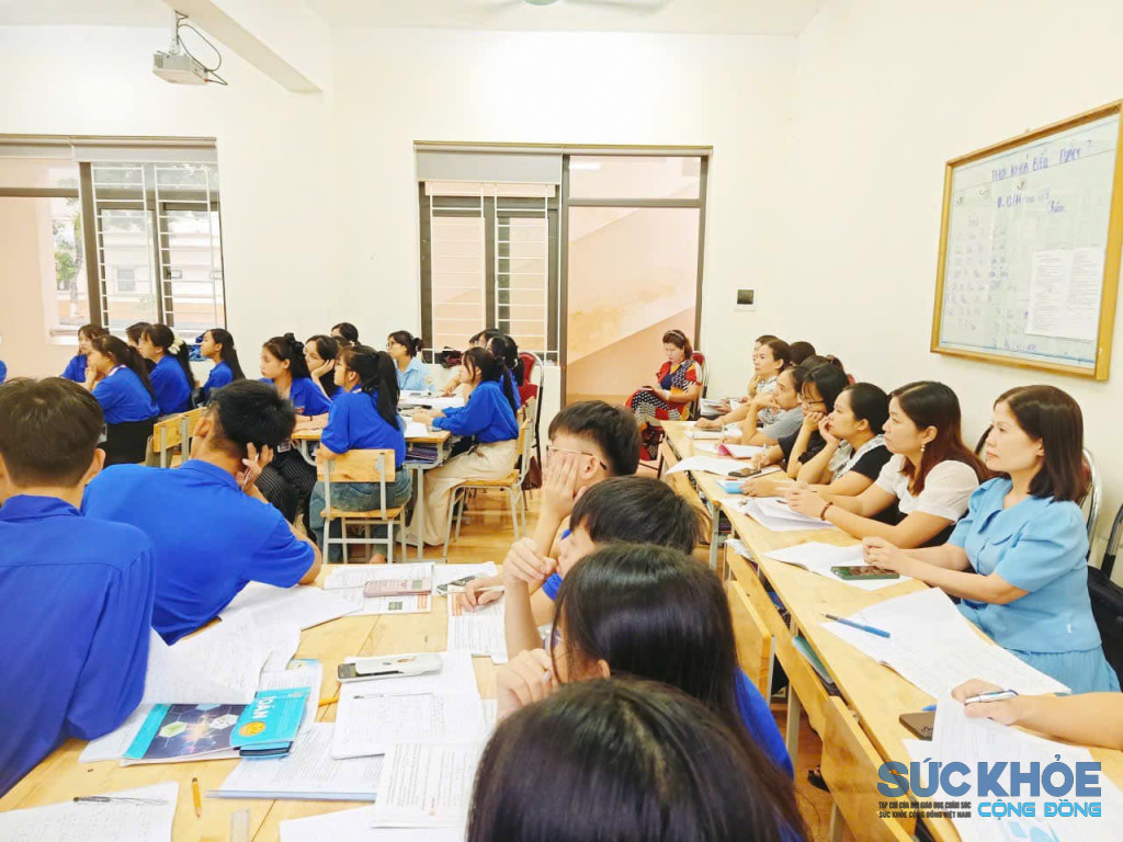 có sự tham dự đầy đủ của Ban Giám hiệu nhà trường, các thầy cô trong tổ chuyên môn