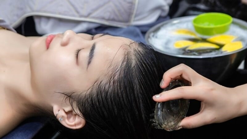 Gội đầu và massage tóc đúng cách có thể kích thích tuần hoàn máu (Ảnh minh họa)