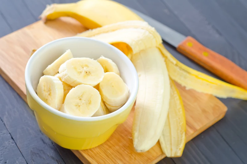 Chuối chứa nhiều pectin là một dạng chất xơ hòa tan có khả năng làm sạch đường ruột, giúp giảm áp lực cho gan trong việc loại bỏ độc tố (Ảnh inh họa)