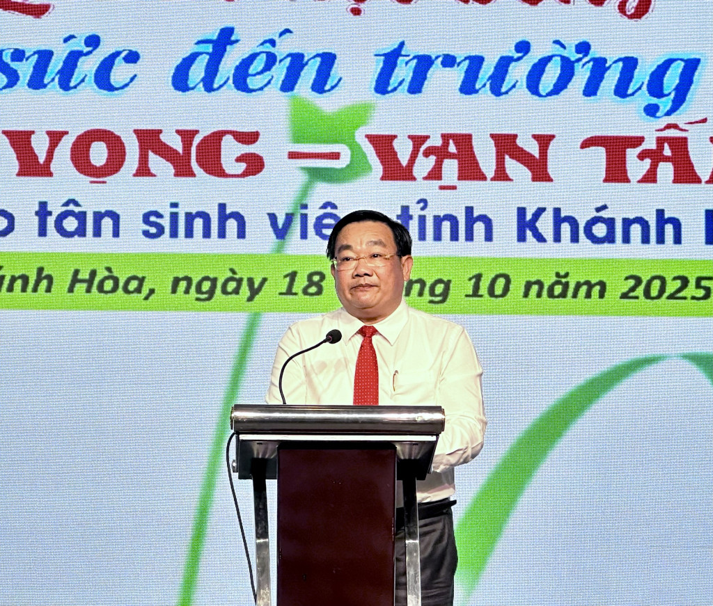 Phó Chủ tịch UBND tỉnh Khánh Hòa, Trinh Minh Hoàng chia sẻ tại chương trình trao học bổng (Ảnh: Thanh Huy)