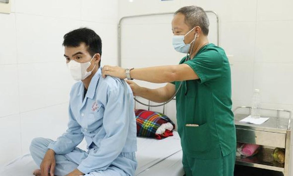 Bị viêm phổi nặng do biến chứng sởi, phải thở oxy song sức khỏe bệnh nhân La Văn K đã tiến triển tốt sau 1 tuần nhập viện