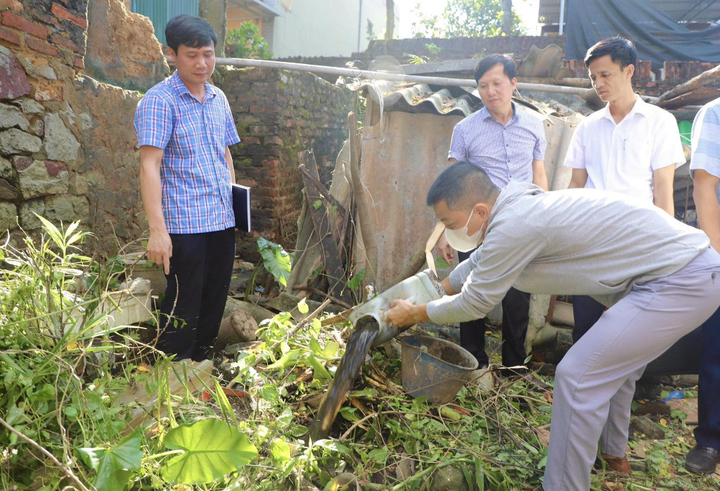 Bác sĩ Nguyễn Khắc Từ, Phó Giám đốc CDC Bắc Ninh số 2 kiểm tra công tác phòng chống dịch bệnh tại cơ sở