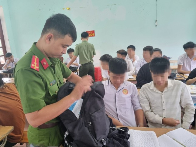 Lực lượng công an kiểm tra việc chấp hành pháp luật của học sinh khi đến trường