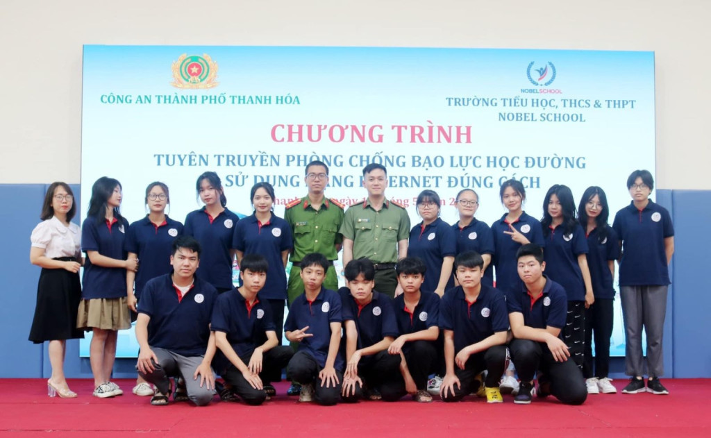 Công an thành phố Thanh Hóa tuyên truyền pháp luật về phòng, chống bạo lực học đường và kỹ năng sử dụng internet an toàn 
cho các em học sinh 