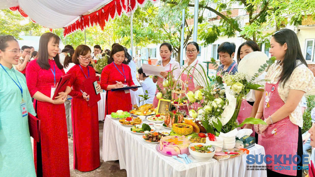 Ban giám khảo chấm điểm các mâm cơm hoàn thiện 