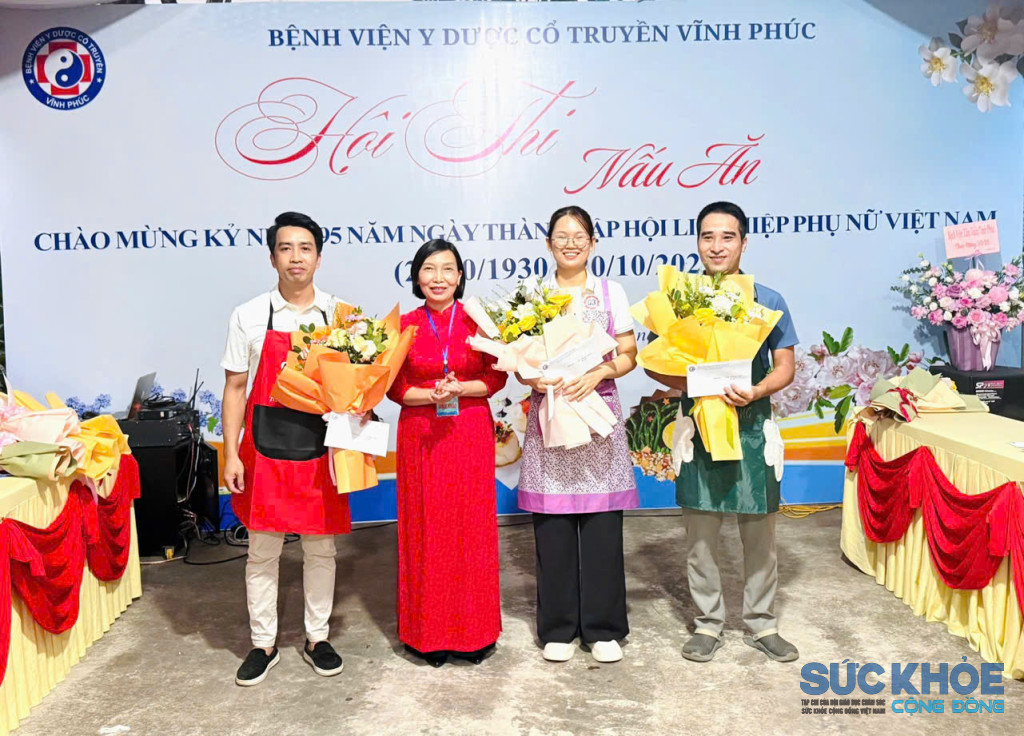 Trao giải cho các đội 