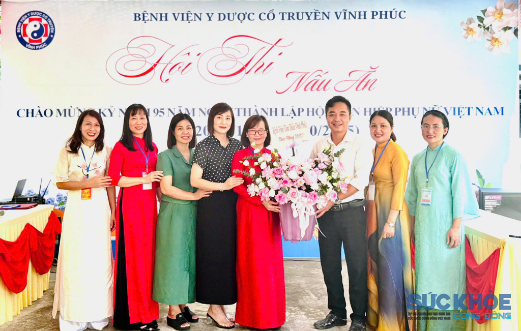 Lãnh đạo Bệnh viện tâm thân Vĩnh Phúc tặng hoa chúc mừng 