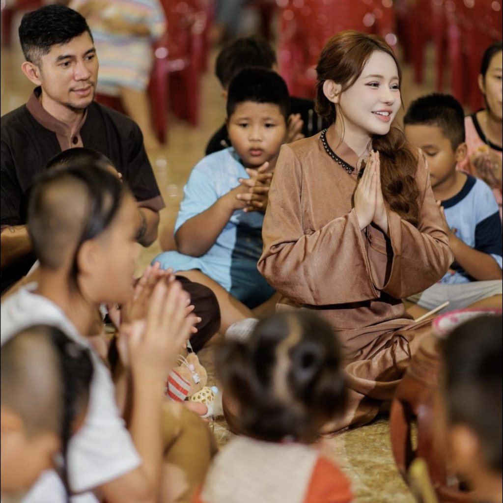Lương Bằng Quang thay giao diện fanpage của Ngân 98 bằng bức ảnh làm từ thiện