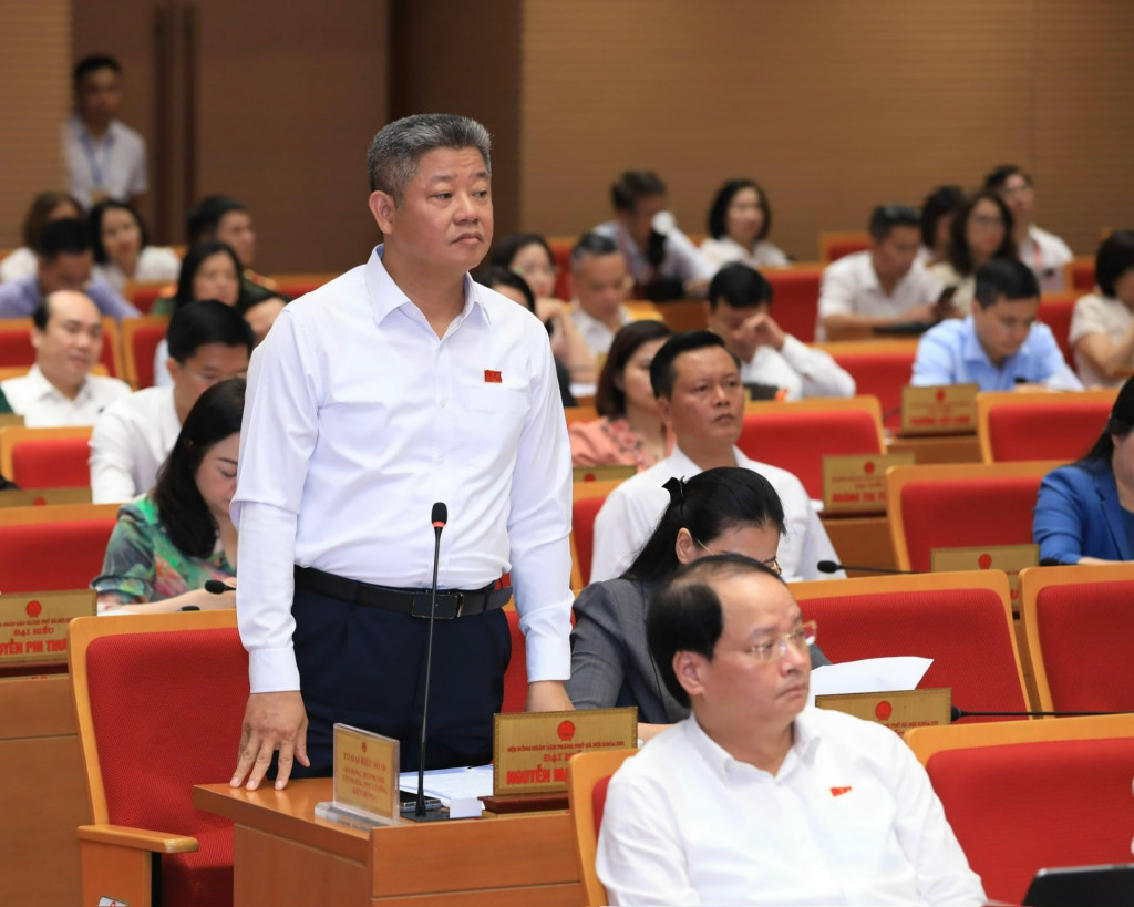 Phó Chủ tịch UBND thành phố Hà Nội Nguyễn Mạnh Quyền trả lời chất vấn. Ảnh: Viết Thành